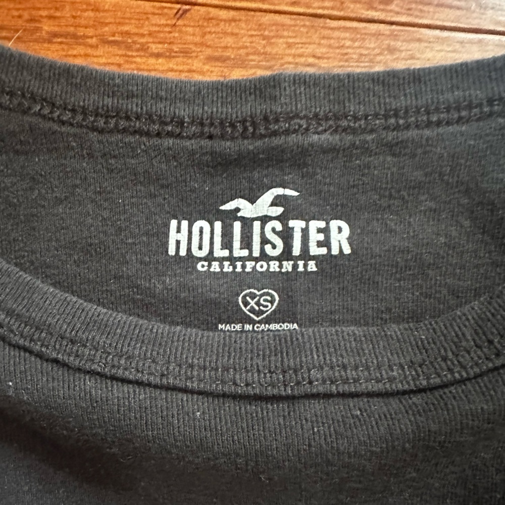 women’s black Hollister shirt with flower design ! - Picture 3 of 3